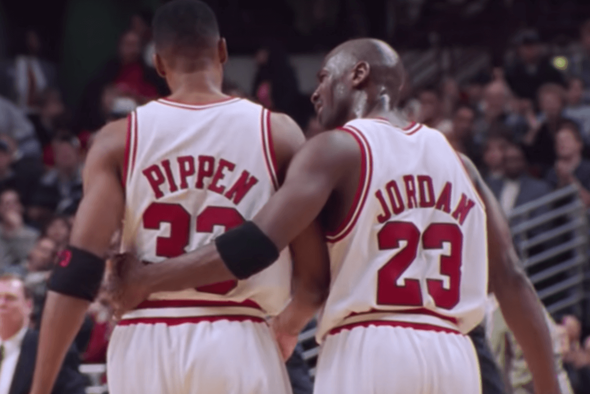 Scottie Pippen dan Michael Jordan dengan seragam Chicago Bulls